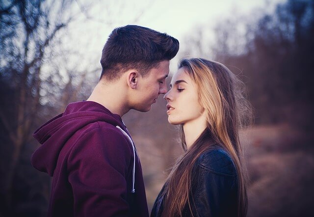 dziewczyna i chłopak pocałunek