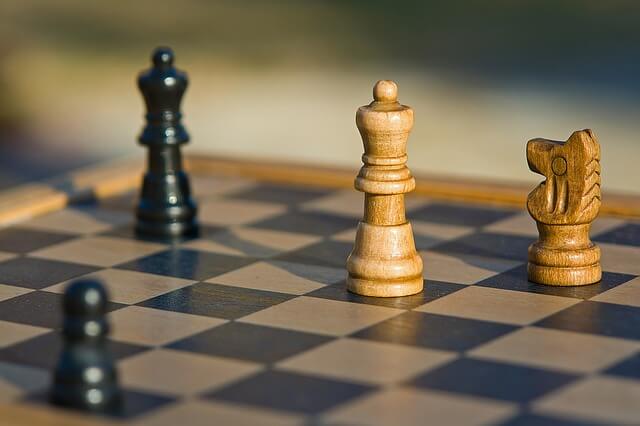 szachy na szachownicy
