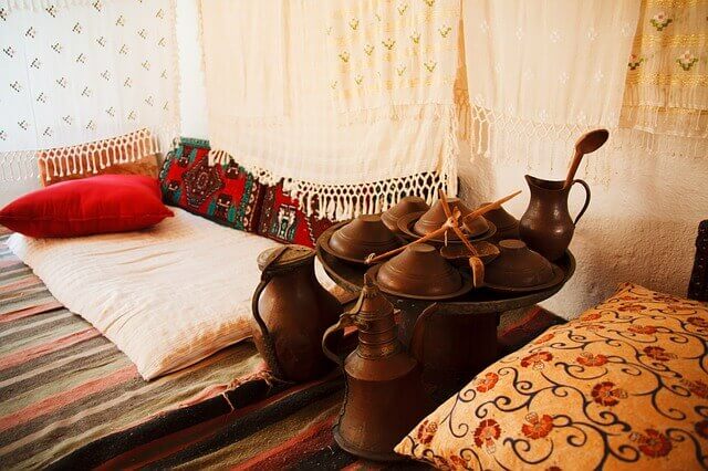 Sypialnia urzadzona w stylu orientalnym