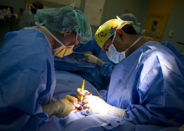 chirurdzy w trakcie operacji