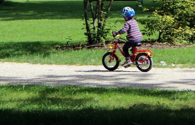 Chłopczyk na rowerku dziecięcym w parku