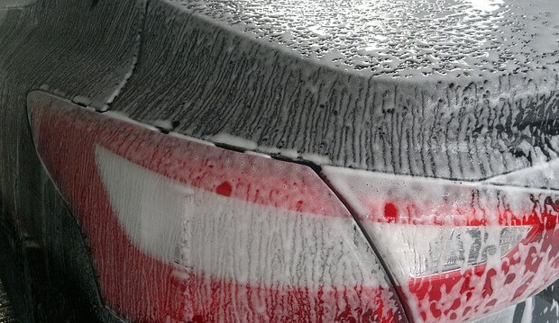 Samochód w trakcie mycia