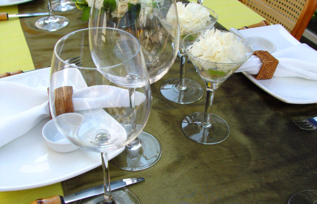 Stół z naczyniami i szkłem