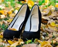 Buty na obcasach w jesiennych liściach