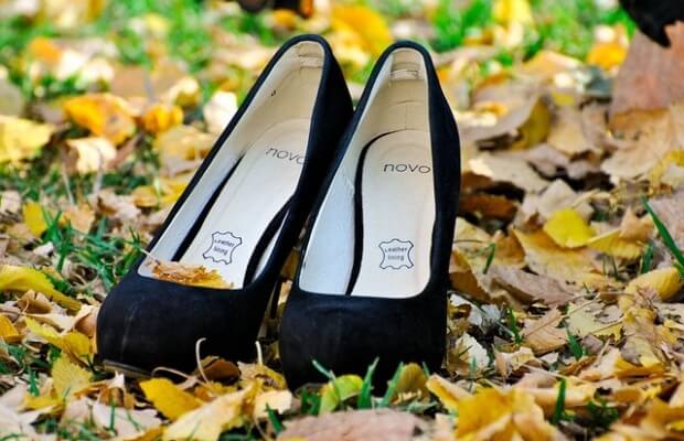 Buty na obcasach w jesiennych liściach