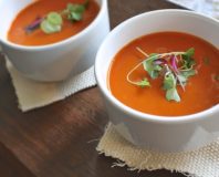 Talerze zupy pomidorowej