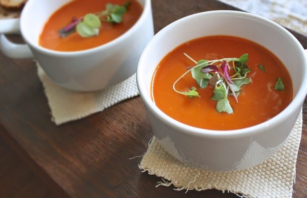 Talerze zupy pomidorowej