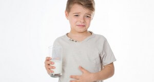 Chłopiec ze szklanką mleka