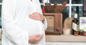 Kobieta trzymająca brzuszek ciążowy