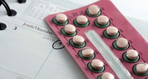 tabletki antykoncepcyjne leżą na kalendarzu