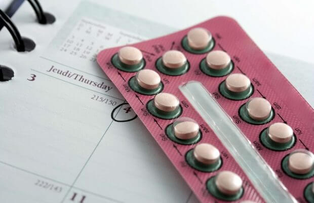 tabletki antykoncepcyjne leżą na kalendarzu