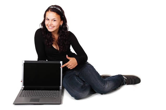 dziewczyna z laptopem