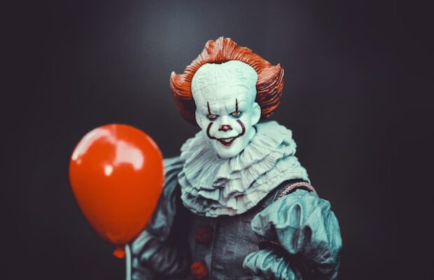 Figurka klauna Pennywise z balonem