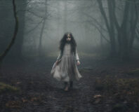 przerażająca dziewczynka w lesie